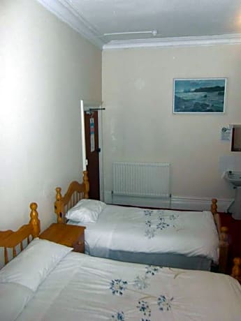 Basic Triple Room with Shared Bathroom