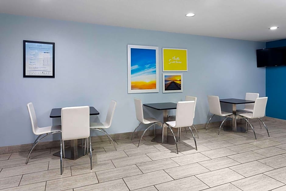 Days Inn & Suites by Wyndham Sellersburg