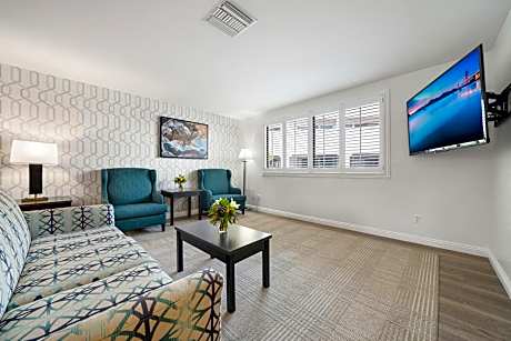 King Suite - Non-Smoking