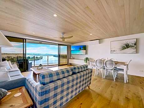 Breathtaking Views - Point Cartwright Bliss