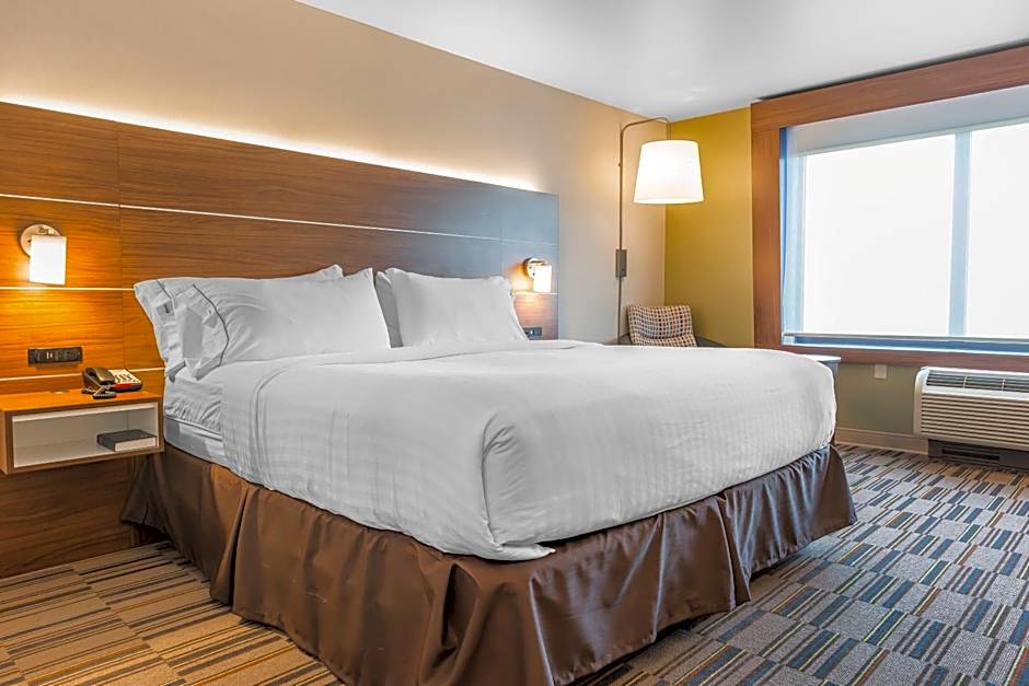Holiday Inn Express & Suites Clarion By IHG