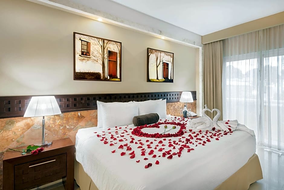 Photo 1 of 2 of Junior 1 King Bed Suite