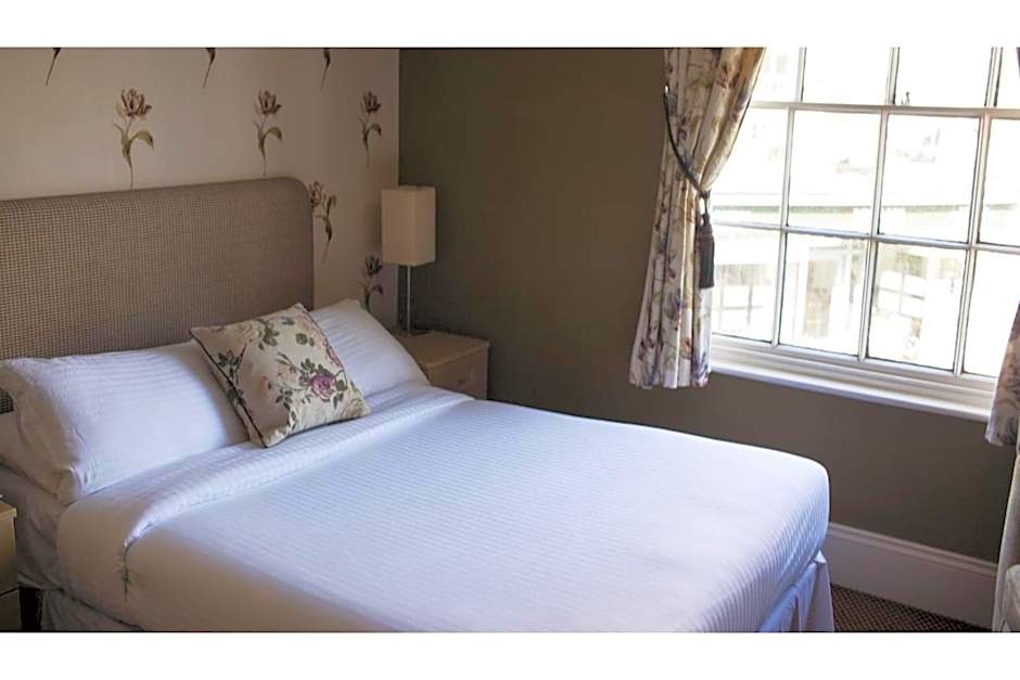 OYO White Horse Hotel