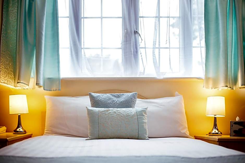 Pymgate Lodge Airport Hotel