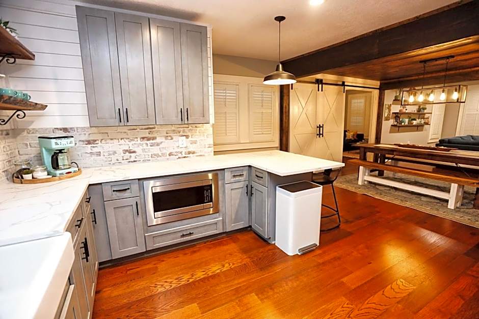 Historic Home Family Friendly Close to Seawall