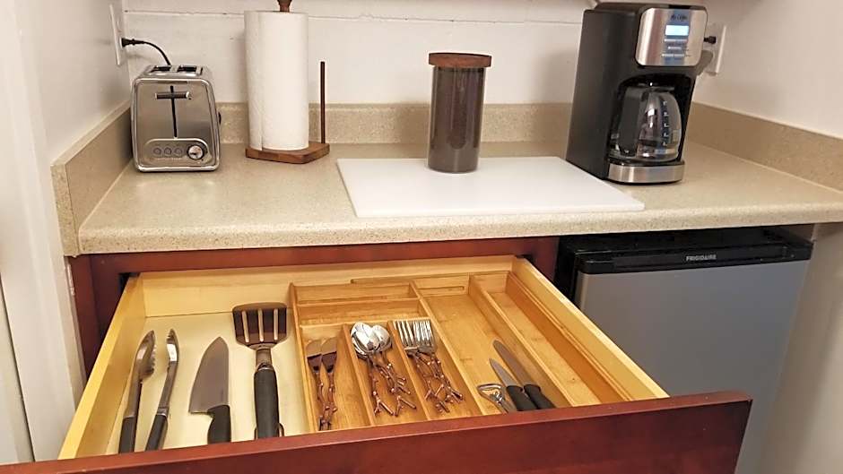 DOWNTOWN HAWAIIAN PARADISE CONDO with Hot Tub, Pool & Beach - Kona Islander Inn