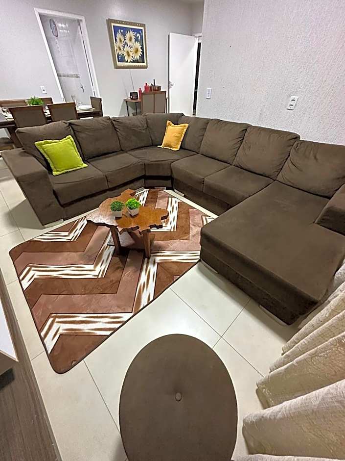 Casa grande - 3 Suítes e Piscina - Próx. ao Centro