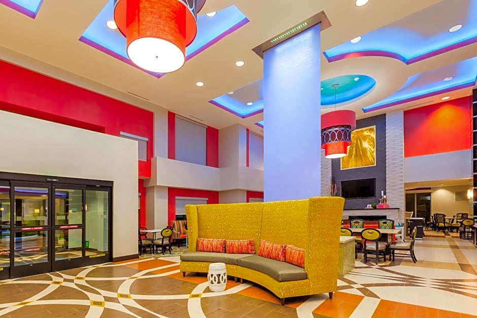 Holiday Inn Express & Suites Eureka, an IHG Hotel
