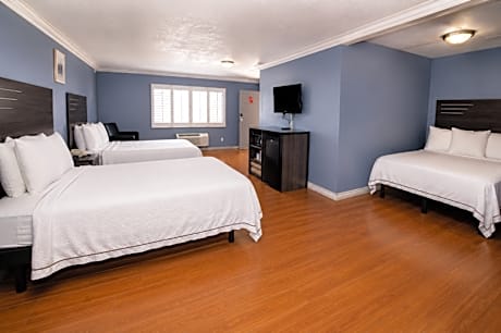 3 Queen Beds