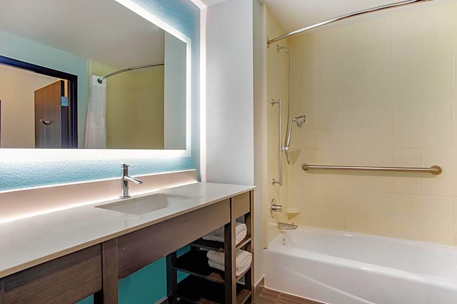 La Quinta Inn & Suites by Wyndham Northlake Ft. Worth