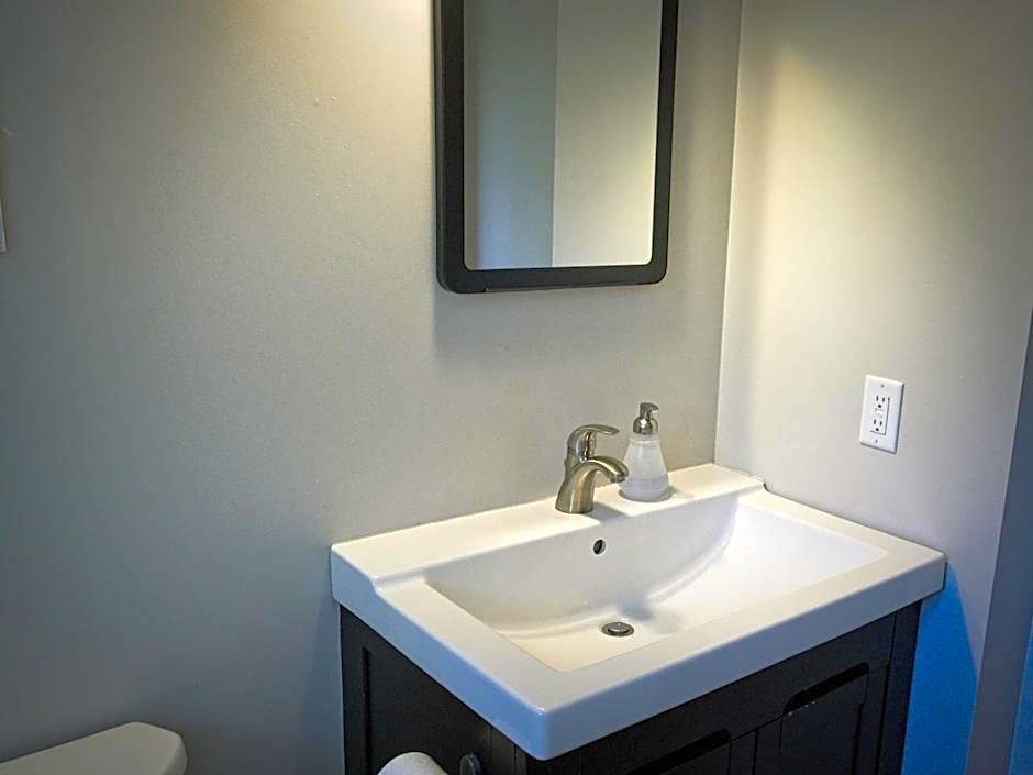 Gateside Chalets Modern Rustic 6-Bedroom with Hot Tub, Near the Village