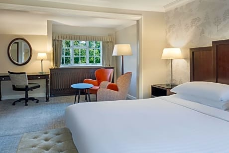 One-Bedroom Honeymoon King Suite with Sofa Bed