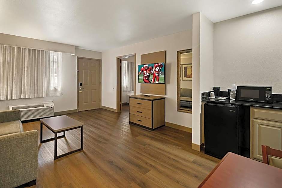 Red Roof Inn & Suites Irving - DFW Airport South