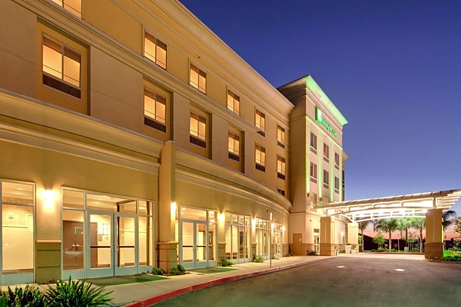 Holiday Inn Hotel & Suites Bakersfield