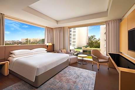 Junior Suite, Club Lounge Access, 1 King Bed - INR 1000 F&B Credit, 1+1 on Selected Beverages (Happy Hours 17:00 -19:00 Hrs)