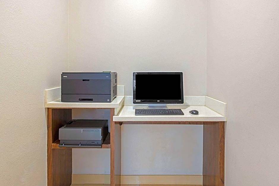 La Quinta Inn & Suites by Wyndham Bridge City