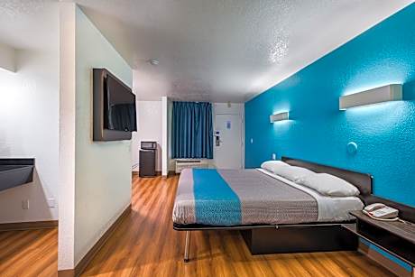 1 KING BED | ACCESSIBLE, NON-SMOKING, MICFRIDGE