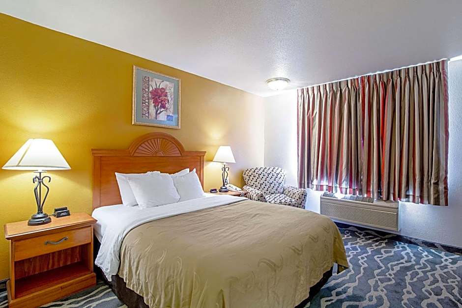 Photo 1 of 3 of 1 Queen Bed, Accessible