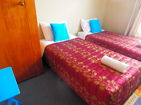 Budget Twin Room with Shared Bathroom