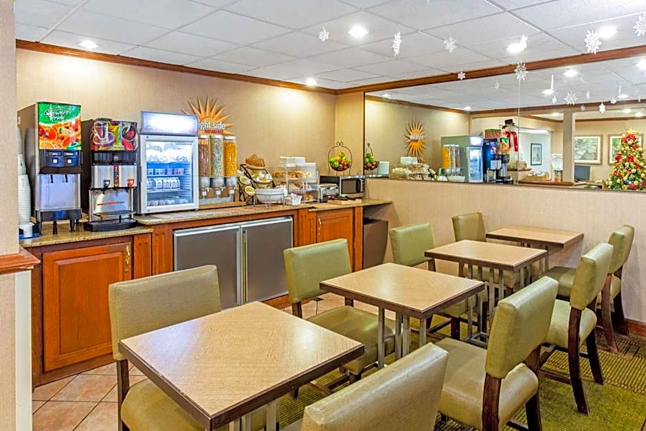 La Quinta Inn & Suites by Wyndham Milwaukee Airport / Oak Creek