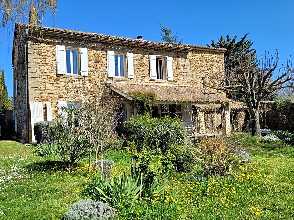 Les Romarins B&B, 10 min d'Uzès, piscine et grand jardin, Table d'hôte