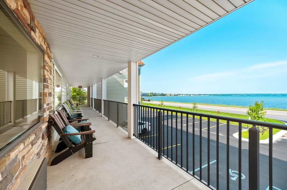 Gold Coast Inn ⁀➷ Breathtaking Sunsets ➠ Standard Lake View Room ➠ 106