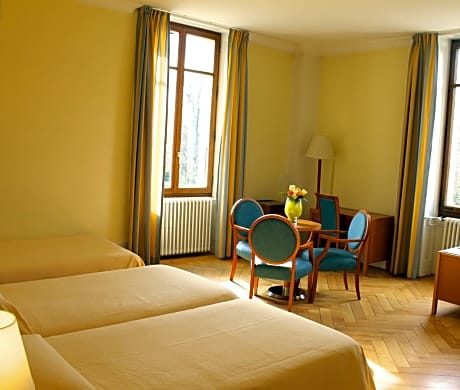Triple Room with Private Bathroom and Park view