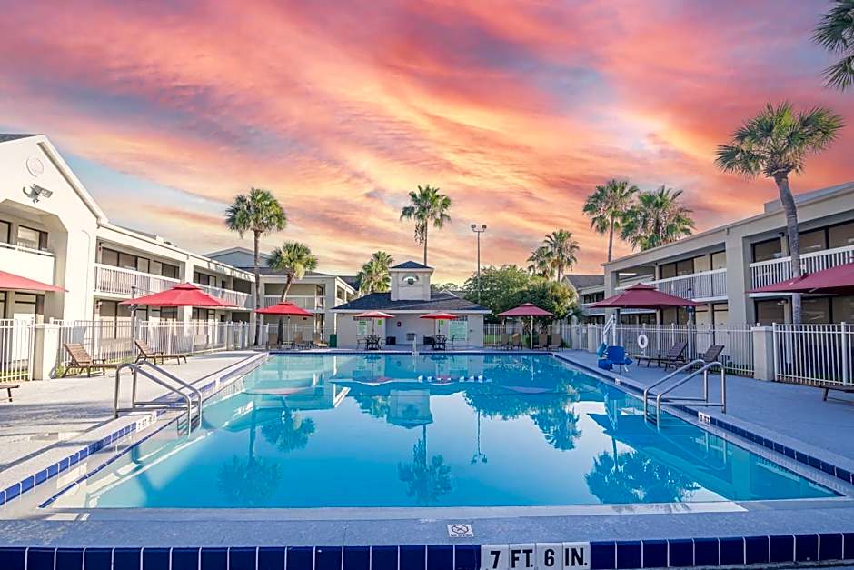 Cozy hotel with Super location near Disney