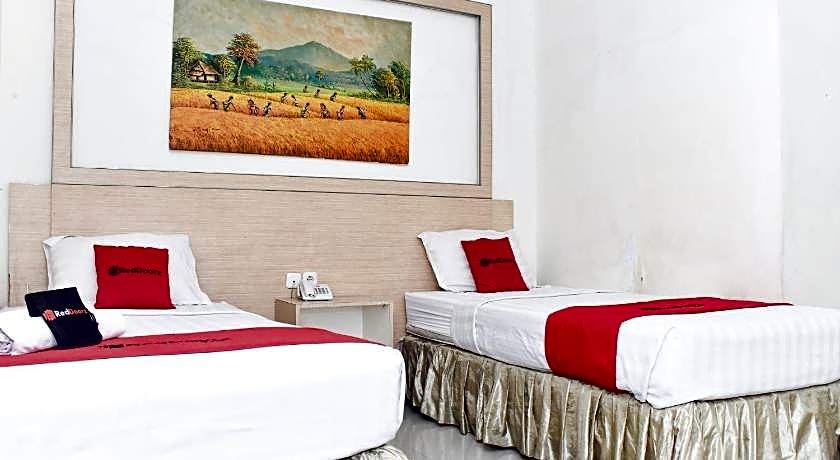 RedDoorz Plus near Sultan Hasanuddin Airport