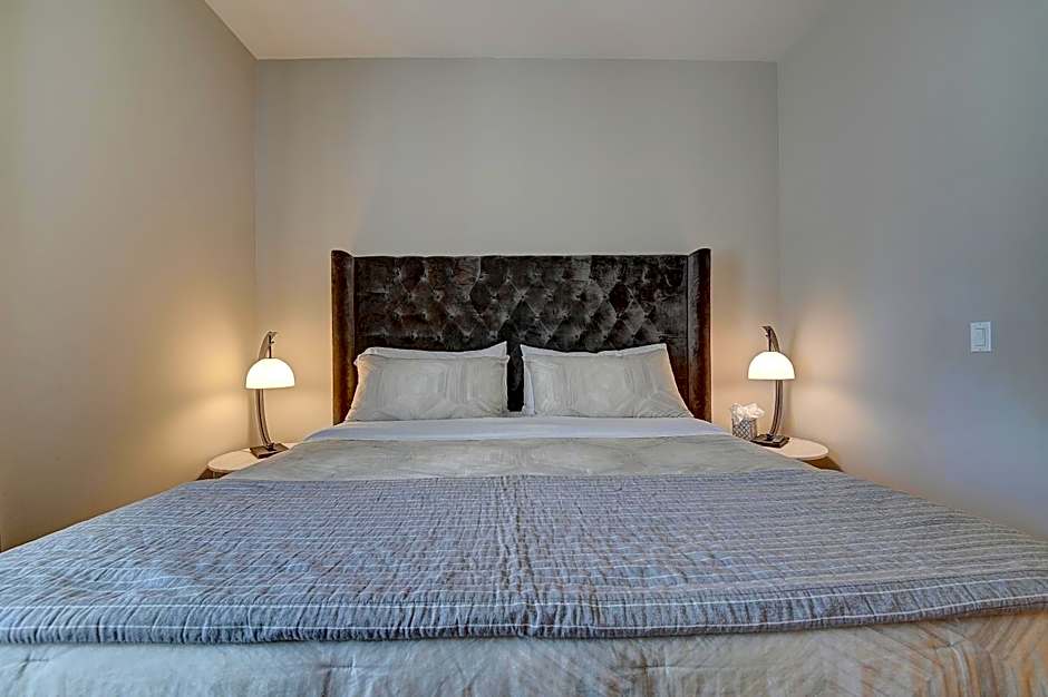 Penthouse One Bedroom Garden View Condo by UCLA