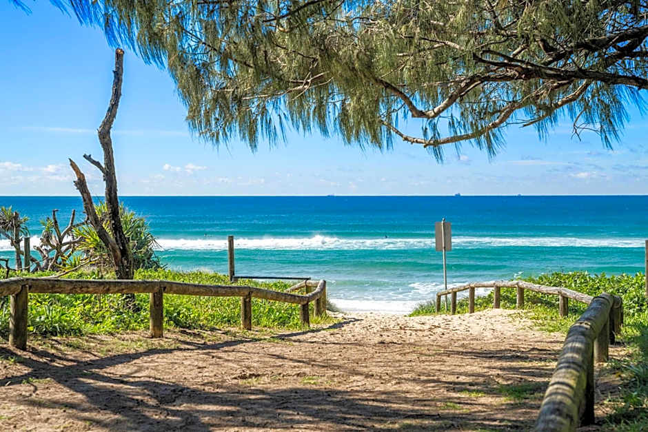 Surfside Buddina Beachfront 3bed Apt - Direct Beach Access