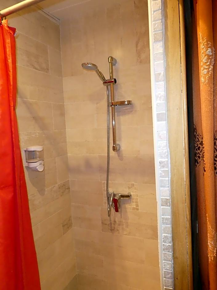 eTANIT ! Parking VélO, Etape Bicycle - 1mn a toute Connection Bus,Train et Aéroport - Calme Plein Centre de Beziers pour visiter,manger - Chambres Climatisées, Spacieuses Amenagees pour Singles, Couple, et ou Familles - Consigne et Petit Dej en plus