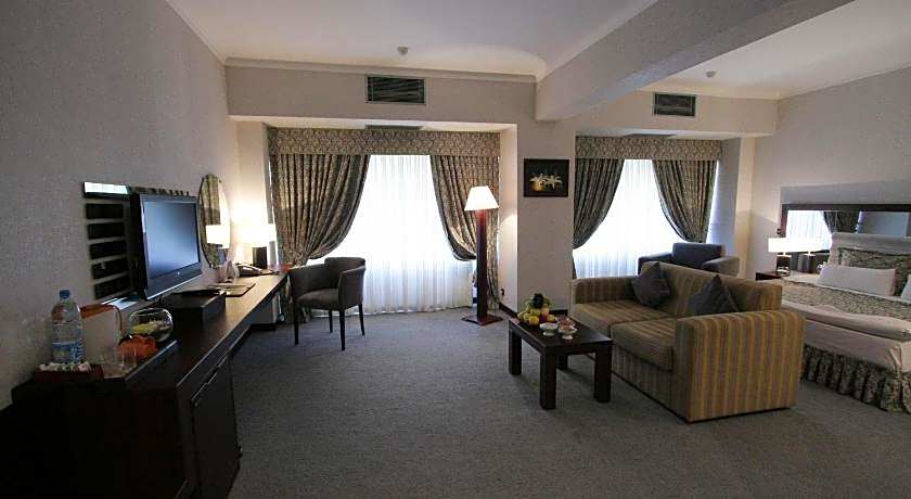 Le Grande Plaza Hotel