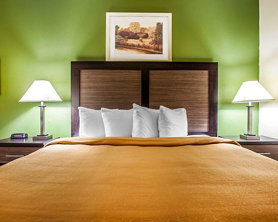 Photo 1 of 4 of Business 1 King Bed