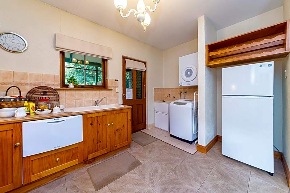 Country Pleasures Bed and Breakfast