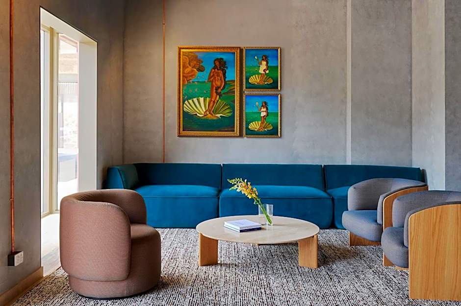 Garde and Warders Hotel