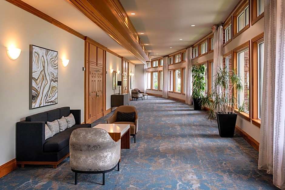 Delta Hotels Huntington Mall