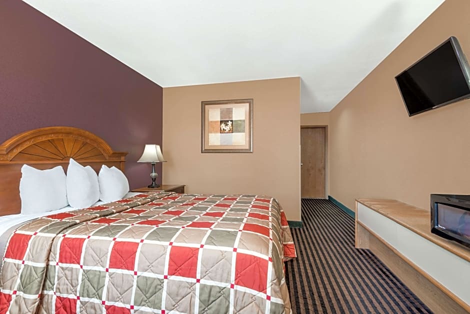 Foto 1 dari 1 — 1 Queen Bed, Mobility Accessible