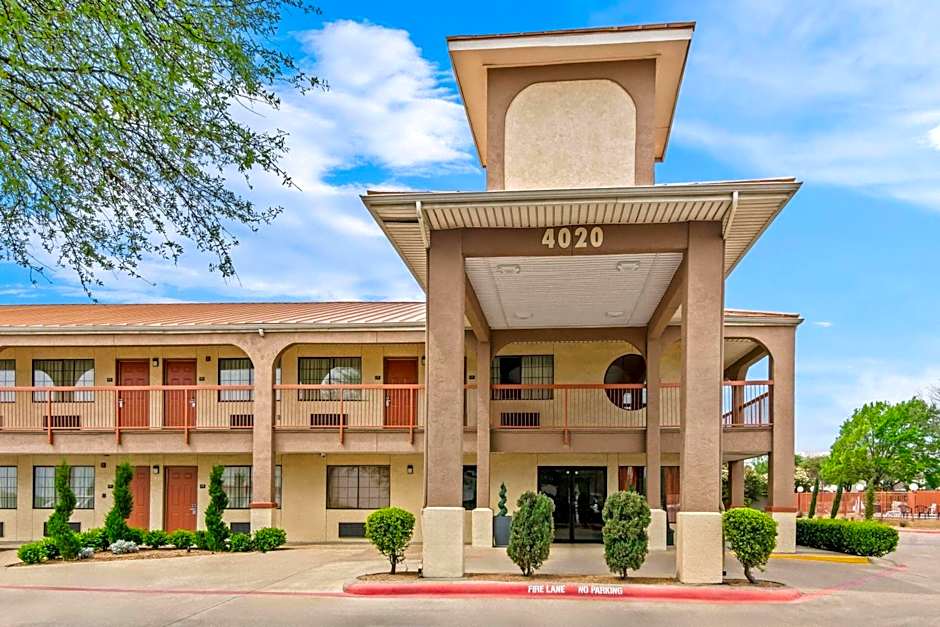 Super 8 by Wyndham Grand Prairie Southwest