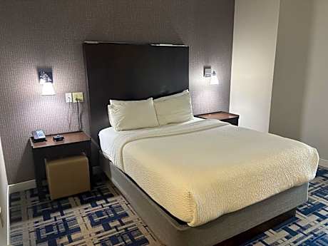 Traditional Queen Room with Adapted Tub - Mobility and Hearing Accessible