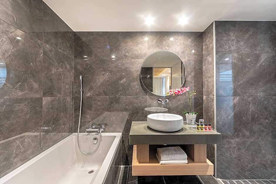 Limanaki Beach Hotel & Suites