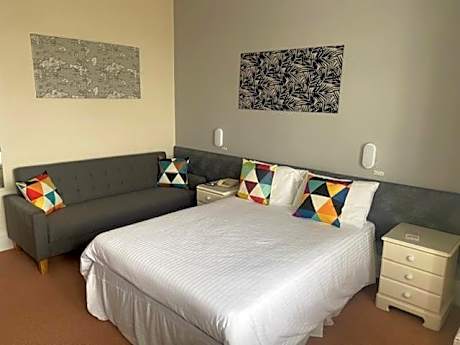 Family Room (2 Adults + 1 Child)