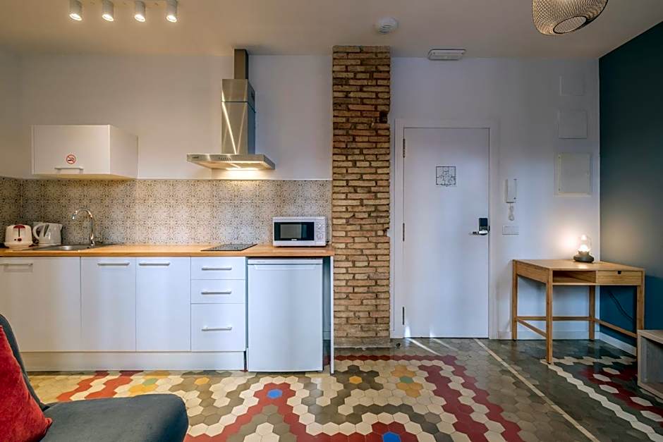 Apt with Antique Floor & lots of Sun Light