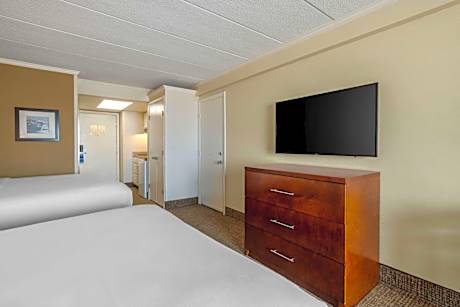 Two Queen Beds with 1st floor Street View - Handicap Accessible