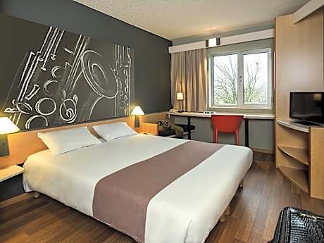 Room with 1 double bed and view of the River Me use