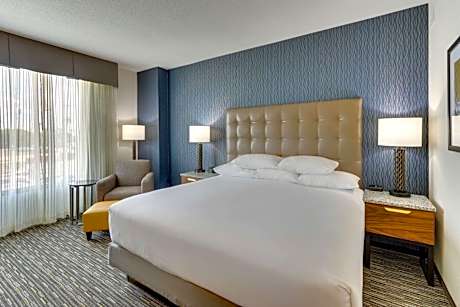 Deluxe King Room - Hearing Accessible, Shower