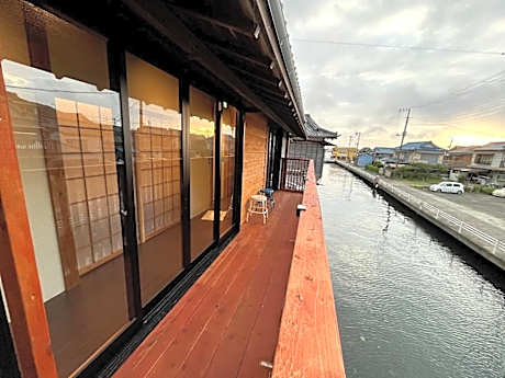 CalmbaseRIVER Traditional House Rental with Fishing from the Window. 2-minute Walk to Toda Bay