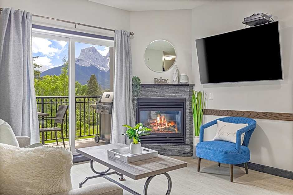 Outstanding Mountain Condo WATERSLIDE and HOT TUB managed by Little Sister Getaways