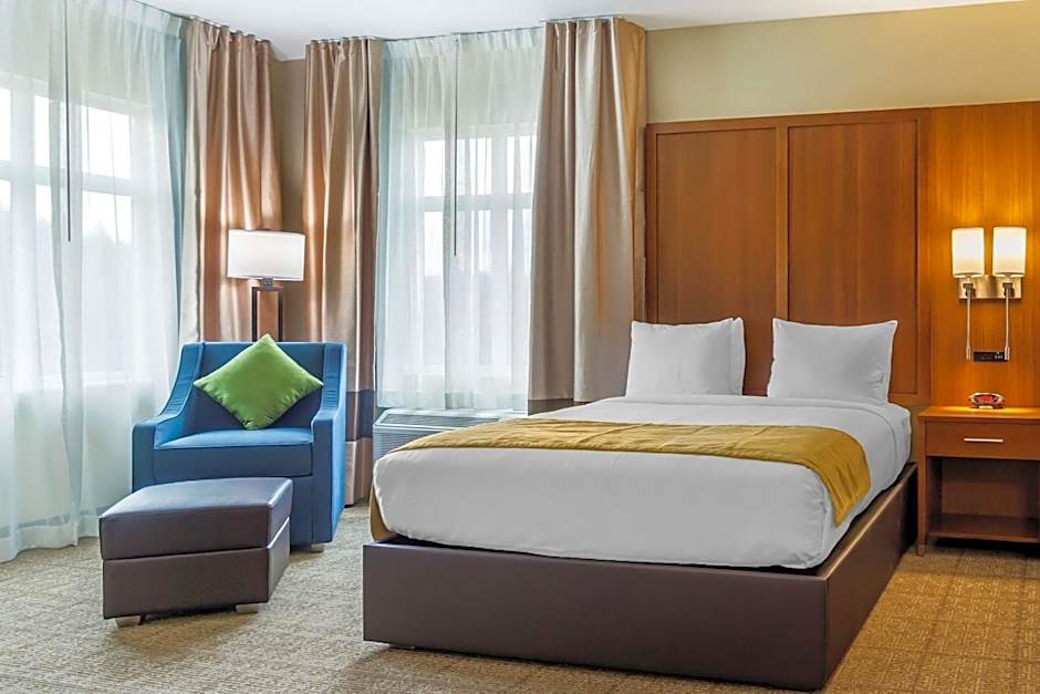 Photo 1 of 4 of 1 King Bed Suite