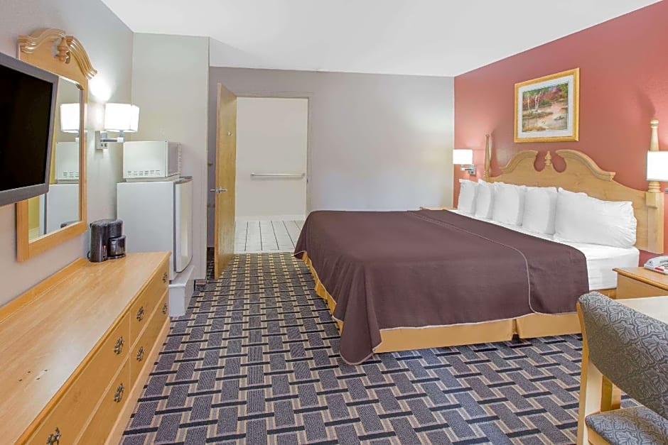Photo 1 of 1 of Deluxe 1 King Bed Suite, Smoking